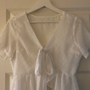 Vit topp med knytning  - Topp från SHEIN med söt knytnings detalj 💕