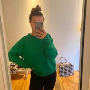 Grön finstickad tröja  - Säljer denna knallgröna finstickade tröjan från Carin Wester i storlek S. Använd max 3 gånger så den är som ny🥰 