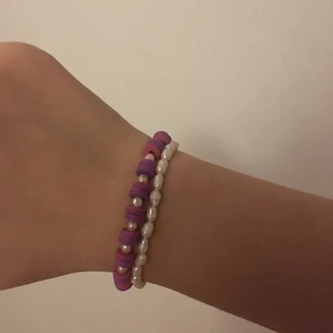 Armband  - Säljer ett super gulligt lila armband av lerpärlor och sötvattenspärlor! Justerbart❤️