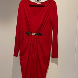 Röd fin klänning med bälte på. 150kr stl 40/42