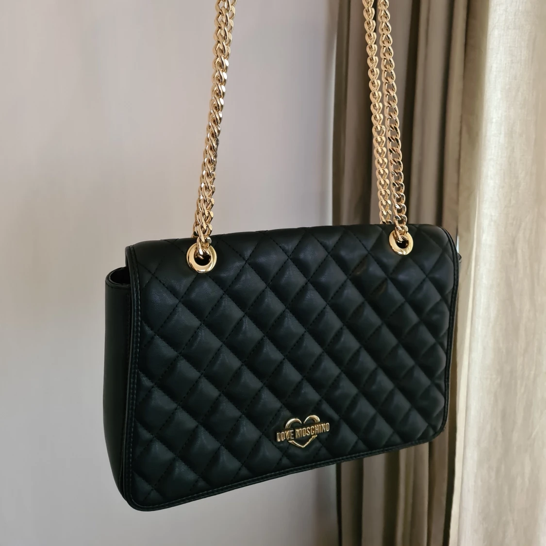 Love moschino axelremsväska