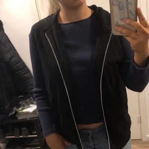 Hoodie-väst  - En svart väst i hoodie material💕
