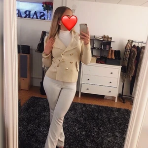 Chiara Forthi - kavaj/kofta - Säljer min kavaj från Chiara Forthy i storlek 36, Använd någon enstaka gång och är i nyskick 😍