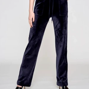 Juicy couture mjukis - Säljer mina juicy mjukis då dom är för korta för mig som e 175, ett litet hål vid ena fickan som knappt syns och går att fixa själv, storlek S men passar M skulle jag säga ,pris går att diskutera, köparen står för frakt🥰🥰