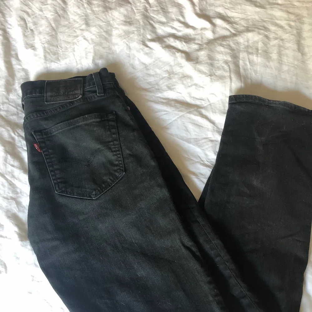 Säljer dessa skitsnygga lågmidjade jeans från Levis. I en svart färg och modellen 511 w31 l34 (original längd då ni ser hur långa de är på mig hehe). Jeans & Byxor.