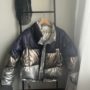 Super cool jacka - Köpt på Plick men inte min stil! Jag köpte den för 600kr och den är hur fin som helst och aldrig använd utan mig eller den innan!