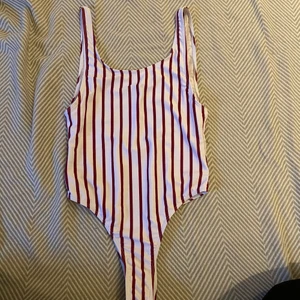 Vit/röd randig baddräkt  - Jättefin baddräkt i vit/vinröd randig med öppen rygg och hög skurning upp på höfterna. Från shein i storlek M❤️