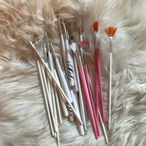 nagelborstar - Nagelborstar, de flesta är oanvända. 5kr/ styck eller alla för 40kr, frakt 12kr💗