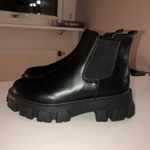 Chelsea boots storlek 38 - Helt nya Chelsea boots köpta från shein men är slutsålda nu. Säljer för 300kr och hämtas i Malmö annars kan de fraktas för 66kr☺️. De är storlek 40 men är väldigt små och passar som storlek 38! Skriv vid intresse eller fler frågor🥰