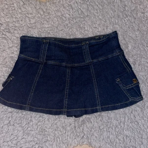 Kort jeanskjol från shein. Y2k - Kort jeanskjol med insydda shorts under. 70kr inklusive frakt.