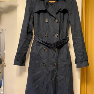 Parkas - Fin mörkblå parkas i storlek 34. Innerfodret i ena fickan har ett hål men annars i fint skick. Skickas mot frakkostnad, köparen väljer själv om hen vill ha spårbar frakt eller med frimärken. Samfraktar gärna om du hittar något mer du vill köpa av mina annonser. 