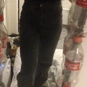 Svarta jeans från Zara  - Ett par svart/gråa jeans från Zara som är köpta secondhand, Storlek 36, dom skulle nog passa en som har 38 bättre.
