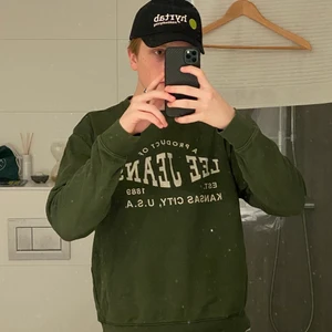 Sweatshirt från Lee - Grön sweatshirt/tröja från Lee med tryck. Köpt för 400 kr runt ett halvår sedan, smått använd men superbra skick!