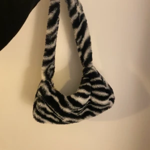 Fluffig zebra väska, märket är shein.  - Bra skick. 