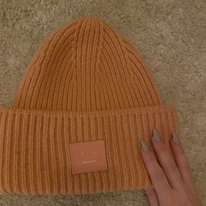 Klassisk acnemössa - Ljusrosa acnemössa. lite lite smuts på garnet på framsidan till vänster