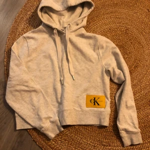 Hoodie  - Oanvänd lite croppad hoodie fr CK i strl S. 