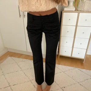 Kritstrecksrandig kostymbyxa i stl 34 - Svarta kritstrecksrandiga kostymbyxor i stl 34, mid-rise i midjan & supersnygg passform, säljer då de är lite korta på mig som är 175 cm💫