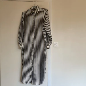 Skjortklänning eller lång skjorta  - Fin skjortklänning från H&M, använd 2 gånger. Fint skick. Inköptes i augusti 2021. Storlek XS men oversize, jag är en S och sitter bra på mig också. Kan mötas i Stockholm eller skickas.🌸
