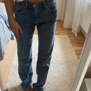 Blåa Zara jeans - Snygga mid Rise jeans från Zara i blå färg. Frakt tillkommer, hör av dig om du är intresserad☺️