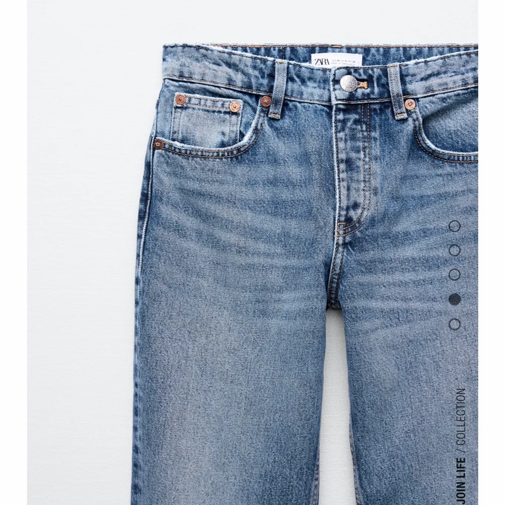Säljer mina populära jeans från zara i strl 32                          Använda men ser ut som nya!                                                                   Köparen står för eventuell frakt💌. Jeans & Byxor.