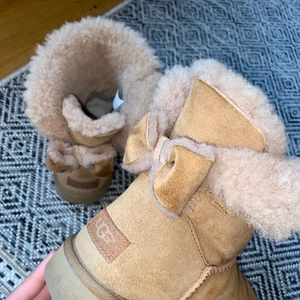 Uggs - Säljer dessa superfina uggs som är använda max 5 ggr. Skorna är givetvis äkta och äkthets bevis finns i 💕strl 40, säljer då dom inte används
