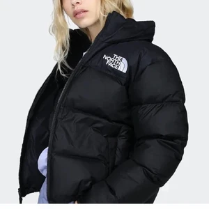 The north face jacka  - Säljer min nortface jacka som e köpt för ungefär 1 år sen, nyskick alltså inga skador osv! Buda eller köp direkt för 1800, Lånade bilder men kan självklart skicka egna! Vid snabb affär kan direkt pris diskuteras🥰