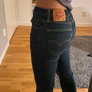 Levis Jeans - Helt oanvända Levis jeans❤️ inga hål eller fläckar, gillar bara personligen inte färgen. Dom är raka i modellen och därför lite vidare längst smalbenen.