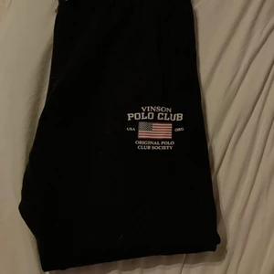 Svarta märkes mjukisbyxor - Ett par svarta mjukisar som är nästan oanvända,Möts helst upp🏬Swshi endas om du ej har går kontanter också bra👍🏻