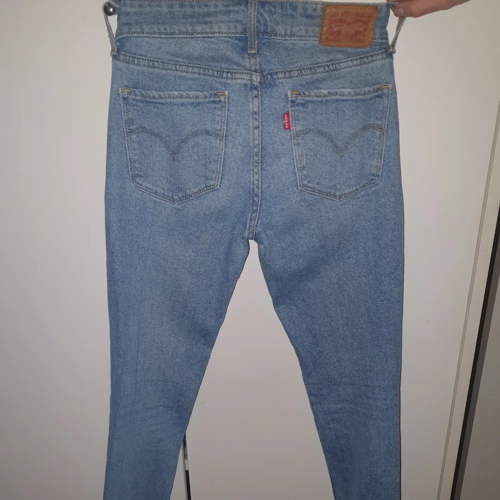 Fraktenkostnaden ingår i priset . Äkta levi's jeans lågmidjade. Använd endast 2-3 gånger. Storlek 23 skinny levi's storlek. Jag själv har xs/s i jeans och de är lite för små för mig. Skulle säga att det är typ storlek xxs/ xs i dessa. Tveka inte att skriva om det är något du undrar😊 skriv om du vill se hur dom ser ut på så fixar jag de.. Jeans & Byxor.
