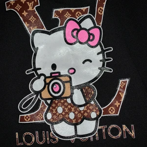 LV tröja + byxor  - Jättegullig LV tröja + mjukisbyxor, byxorna går ner över knäna ungefär. Ej äkta! Aldrig använda, inte ens testade då det tyvärr verkligen inte är min stil. 