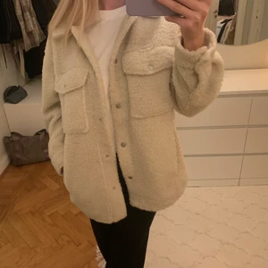 Jacka i teddy - En lite tunnare vit teddyjacka från HM, är storlek M men sitter snyggt på mig som brukar ha XS/S. 