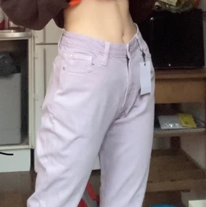 Monki ’Mom fit May’ Strl M - Aldrig använda, endast provade. Lappar kvar. Lite små i storleken— för mig som vanligtvis har XS eller S sitter de ungefär som ett par vanliga baggy jeans. Säljer för att de helt enkelt inte är min stil och därmed inte kommer till användning:) Orginalpris 400kr