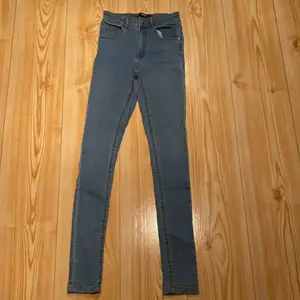 Säljer dessa ljusblå skinny jeans från Bikbok i strl Xs. Knappt använda. Kontakta mig om du är intresserad💕