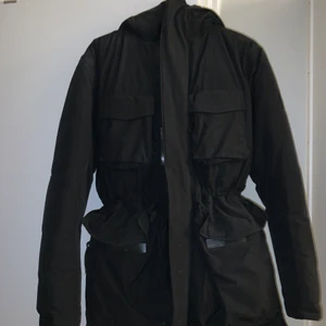 J.Lindeberg jacka - Köpt 2019 nypris är 7000 sek. Inte alls använd. Funkar lika bra på dam som herr. Klarar upp till -20. 