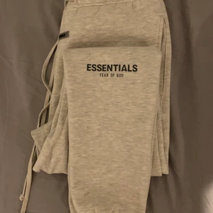 Fear of god essentials mjukisar - Essentials mjukisbyxkor i storlek medium som är i nyskick. Säljer för 2500kr, köpta på StockX  
