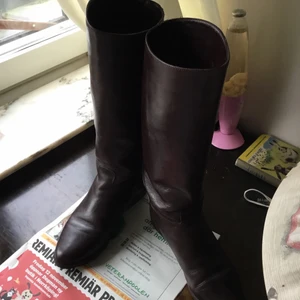 Åkta leather forradrat boots  - En vintage forradrat leather boots som matcherar med allt och till alla årstider.Bootsen är känds från Finland märke och passar 38-39:Sāljer de med bra bud köpte de 2199 i Finland och finns fler bilder.säljer de eftersom de är lite för små