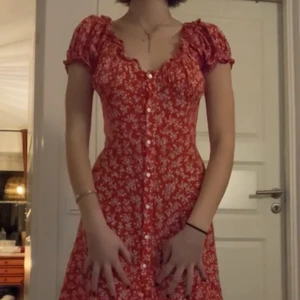 Jättesöt klänning - Superfin röd klänning med vita blommor och ärmar som man kan ha off the shoulder eller vanligt. Passar mig bra och är strl 34/36 oxh 165 cm.