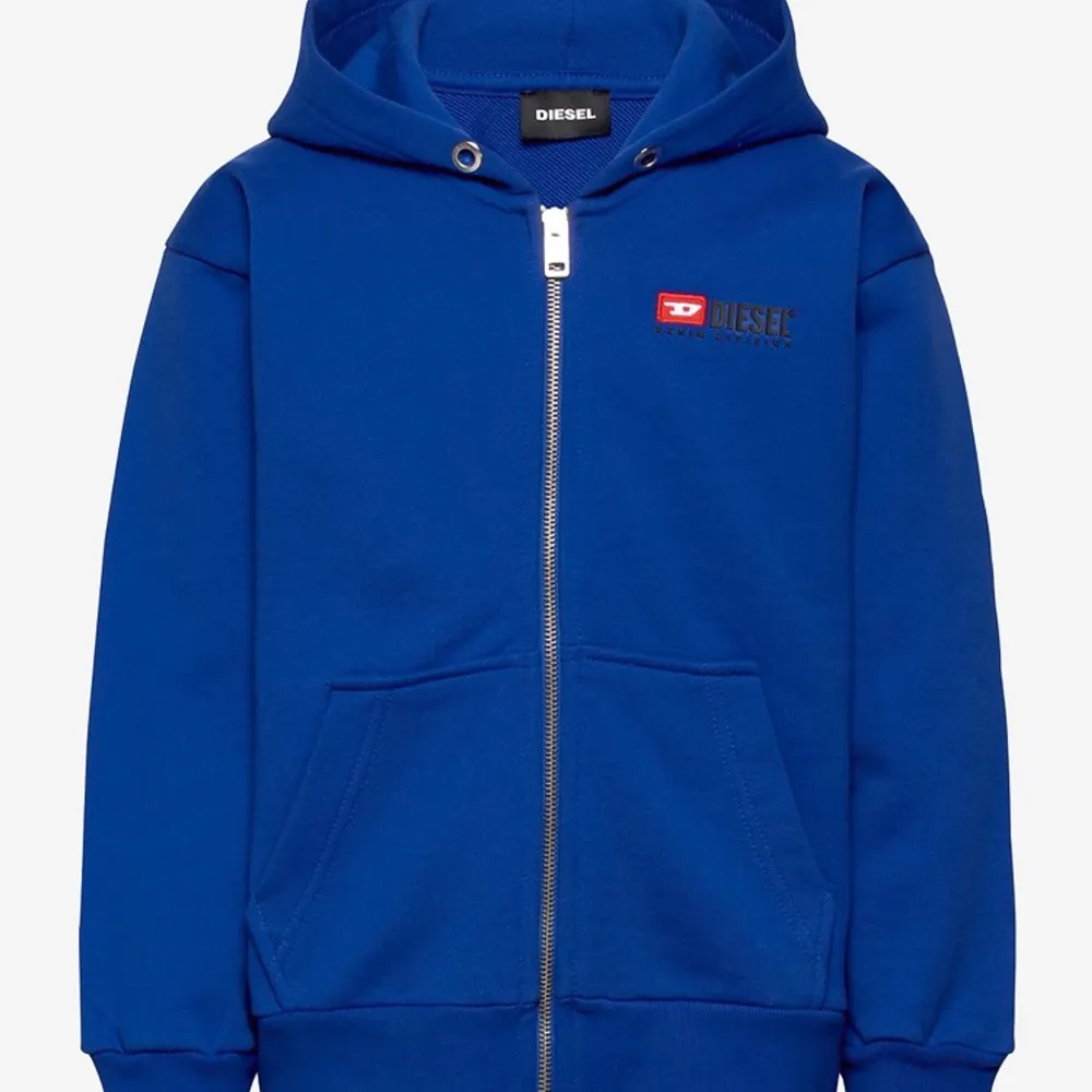 Säljer denna diesel hoodie då den inte sitter fint på mig, har använts 2 gånger och är i helt nytt skick! Är en riktigt blå färg väldigt fint. Köpte för 500 kr, den är oversized vilket många gillar. Hoodies.