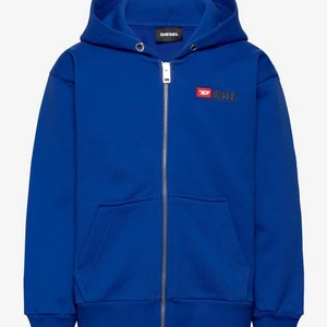 Diesel hoodie - Säljer denna diesel hoodie då den inte sitter fint på mig, har använts 2 gånger och är i helt nytt skick! Är en riktigt blå färg väldigt fint. Köpte för 500 kr, den är oversized vilket många gillar