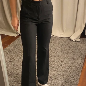 Kostymbyxor från Bikbok - Säljer mina kostymbyxor från Bikbok som inte längre kommer till användning men är i helt nyskick! Stl 34 och jag är 165 lång men ganska korta ben! 💖 säljer för 90kr + frakt 