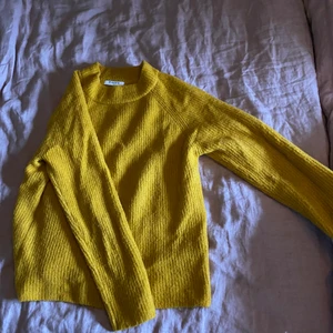 Gul stickad tröja - Gul stickad tröja i nyskick