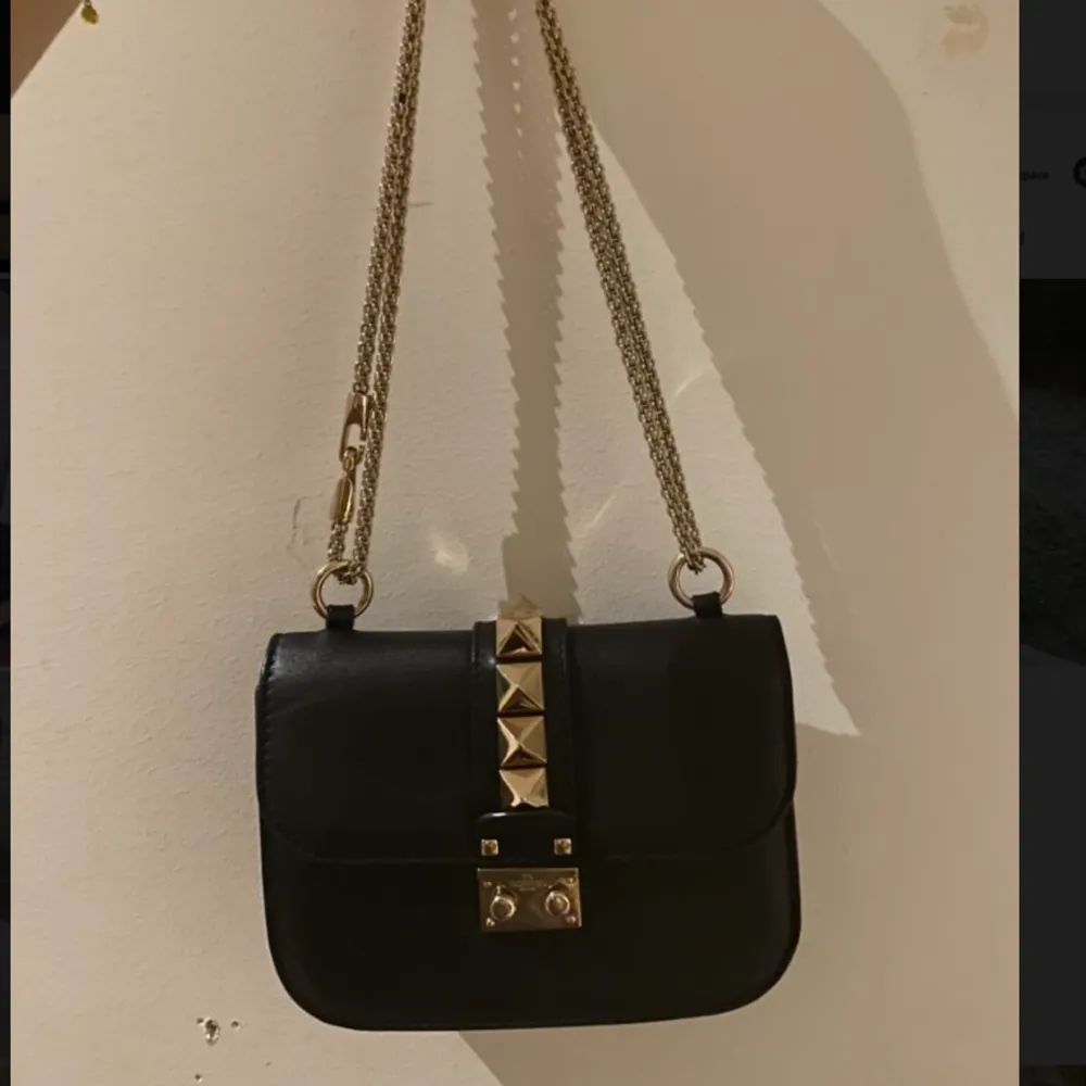 Säljer min jättesnygga valentino glamlock bag, köpt från vestiare collective! Jättebra skick utan större defekter, dustbag ingår. Det pris som står i annonsen är det som gäller! ;) . Väskor.