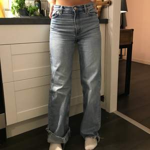 Jeans från Monki som går att vika längst ner ifall man är kortare (eller sy) eller ha ”normalt” som visas på första bilden. Jag är 160 för er som undrar🥰 Budet är bindande så vinner du budgivningen så köper du plagget❤️