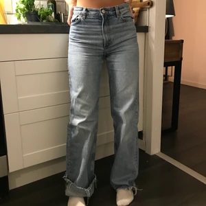 Jeans från Monki - Jeans från Monki som går att vika längst ner ifall man är kortare (eller sy) eller ha ”normalt” som visas på första bilden. Jag är 160 för er som undrar🥰 Budet är bindande så vinner du budgivningen så köper du plagget❤️