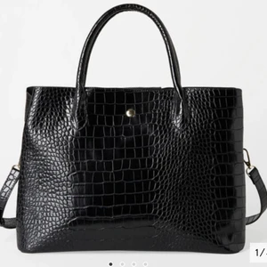 Väska från Åhlens - Säljer denna väska med inbyggt datorfodral från Åhléns. Endast använd ca 3 ggr så i nyskick! Hör av dig om du är intresserad och vill ha egentagna bilder 💗 Kostar 499 ny.