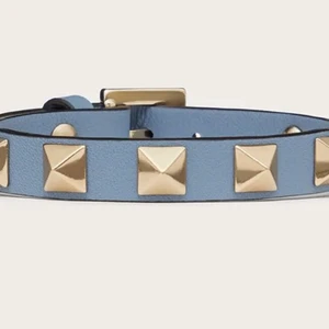 slutsålt valentino armband!!🙏🏼🙏🏼🙌🏼🙌🏼👌🏼👌🏼👊🏼👊🏼 - Nästan helt nytt armbands i nyskick som är slutsåld på valentinos hemsida!!💘 Priset kan såklart diskuteras!! 💘💘💘💘💘💘💘💘