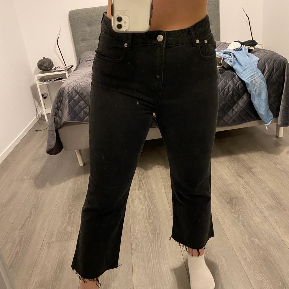Ett par svarta jeans från Lager 157. Modellen på byxorna är Kick och de är i storlek L. Ganska korta i modellen, jag är 165 och de på till precis nedanför ankelknöralarna skulle jag säga. Köparen står för eventuell frakt ☺️. Jeans & Byxor.