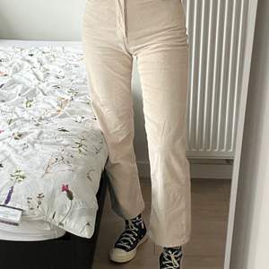 in very good condition Levi’s Ribcage Straight Ankle Ecru Corduroy pants in size w25 l 29 🤍