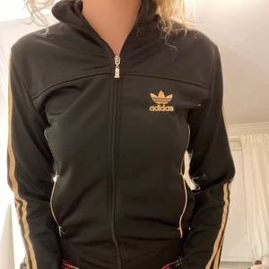 Adidaströja  - Aldrig använd då den är för liten 