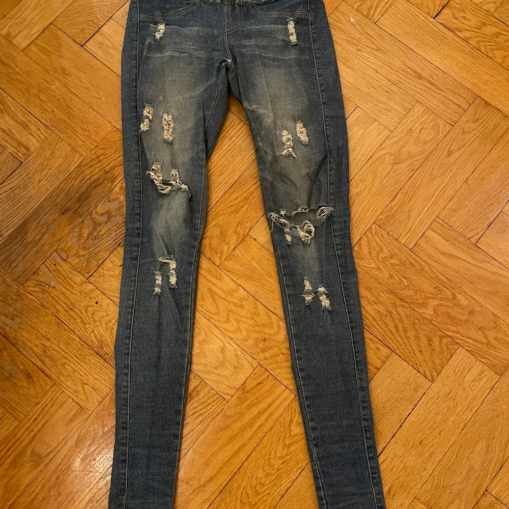 Passar till pumps eller boots, alltid snyggt med trasiga jeans. De  är med som tights, inga fickor och resor i midjan, väldigt sköna. . Jeans & Byxor.